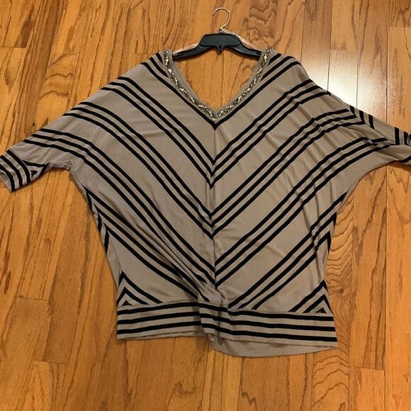 Lane Bryant V-neck front and back size 22/24 tan and black blouse - Picture 9 of 10